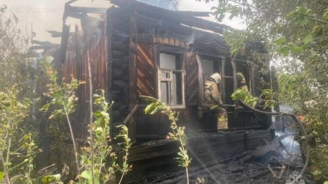 В Кузнецком районе огонь уничтожил два дома