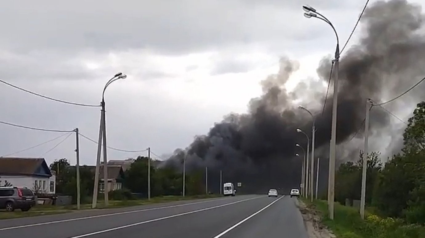 Трассу М-5 в Кузнецком районе затянуло черным дымом