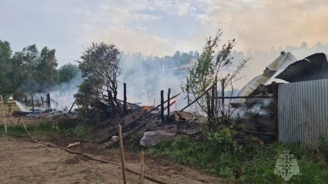 Жители Индерки помогли потушить пожар около детского сада