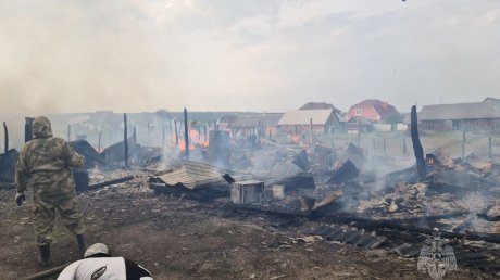 Жители Индерки помогли потушить пожар около детского сада
