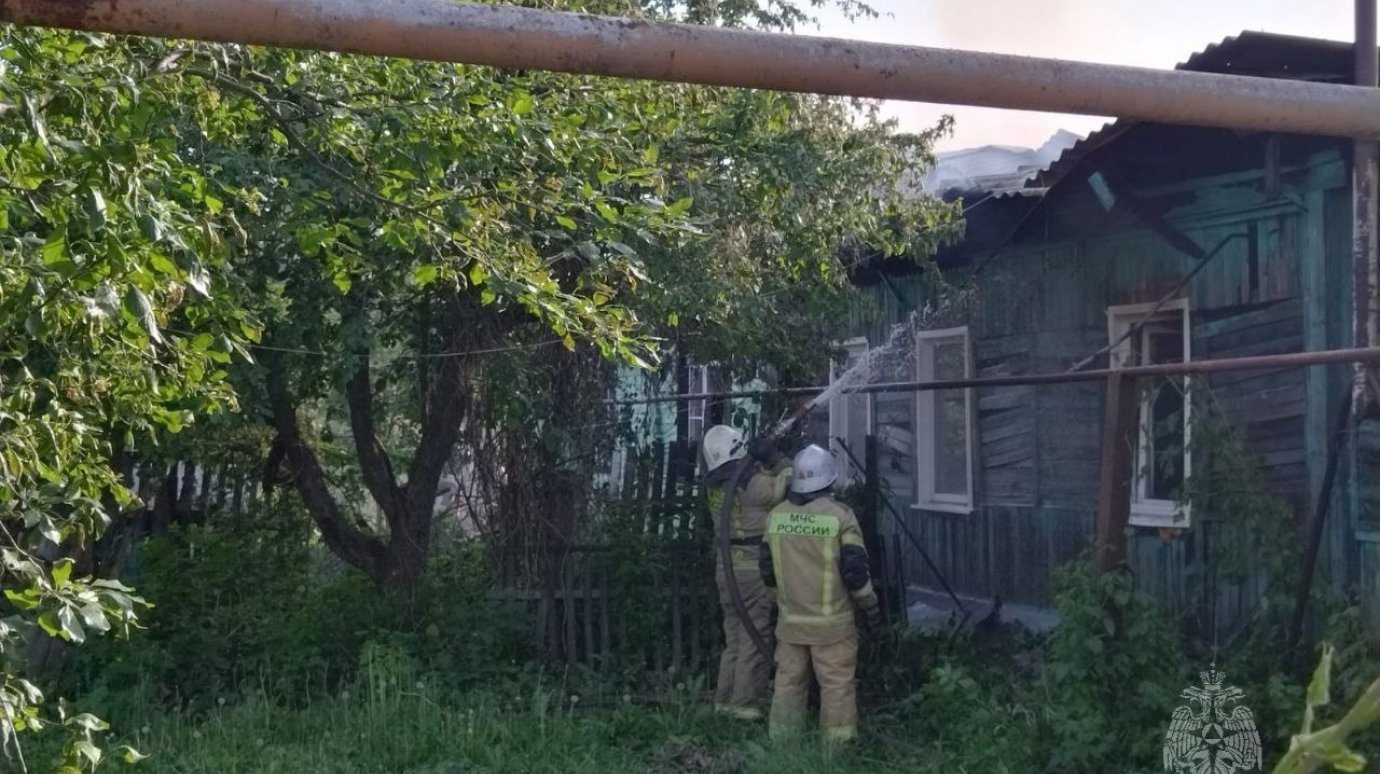 В Колышлее загорелся 3-квартирный дом, пострадал мужчина