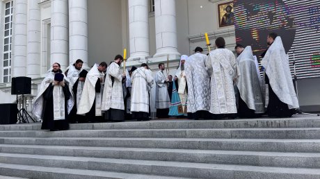 Пензенцы крестным ходом пронесли святыню по улицам города