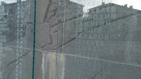 Пензенца возмущает состояние стелы «Слава героям» у «Ростка»