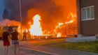 В Терновке пожарные тушат полыхающий дом