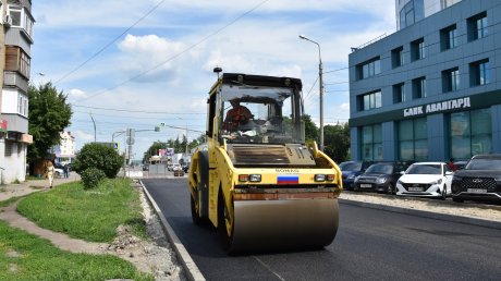 На ул. Бакунина начали укладывать финишный слой асфальта