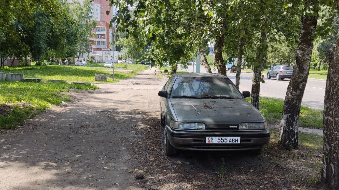 На Западной Поляне игнорируют машину, неделю стоящую на тротуаре