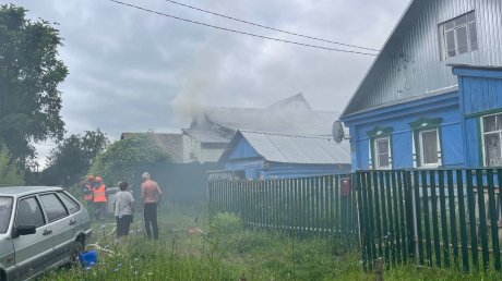 На улице Черниговской 22 человека тушили загоревшийся жилой дом