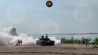 В России заехавший на пляж с отдыхающими танк сняли на видео
