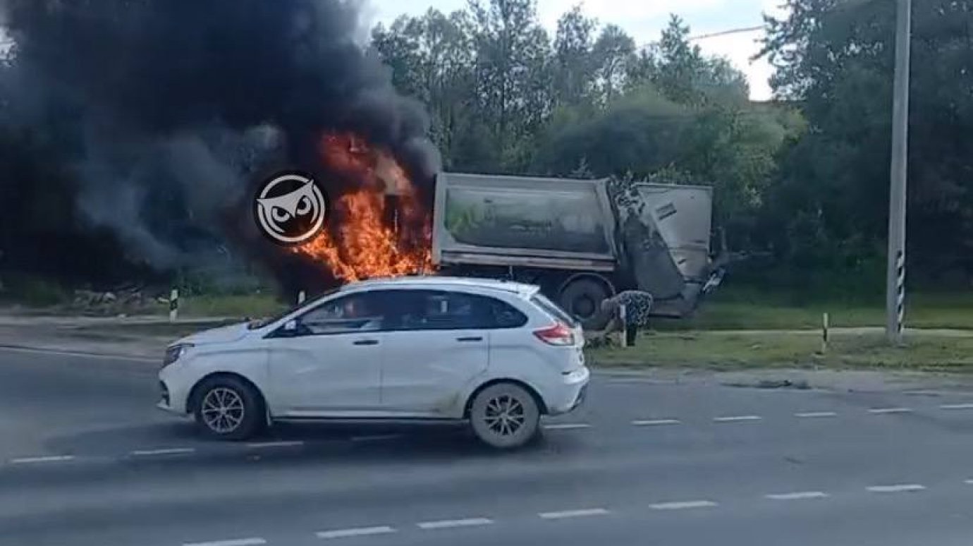 На трассе М-5 в Пензе загорелся мусоровоз