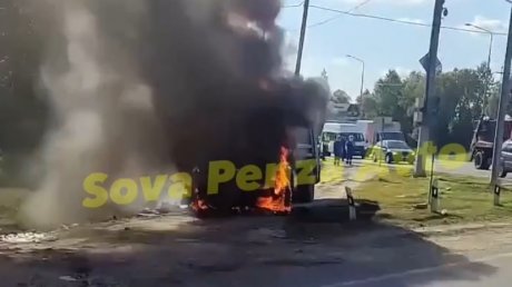 На трассе М-5 в Пензе загорелся мусоровоз