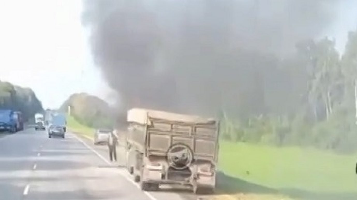 В Пензенской области на Тамбовской трассе загорелся грузовик