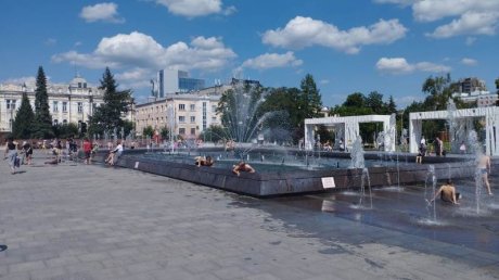 В Пензе массовое купание в фонтане закончилось приездом полиции