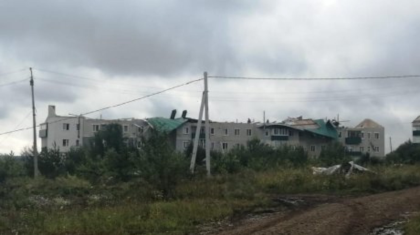 С 5 многоквартирных домов в Никольске полностью снесло крыши