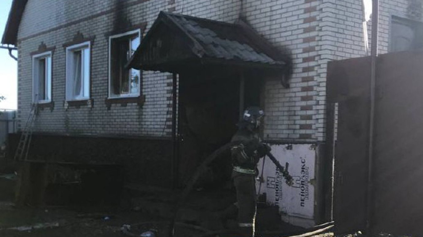Ранним утром в Бессоновке выгорел кирпичный дом