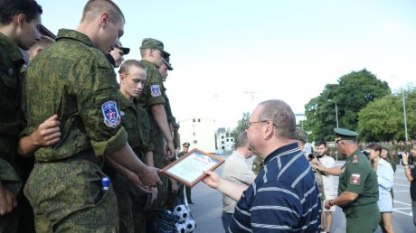 Олег Мельниченко наградил лучших участников сборов «Гвардеец»