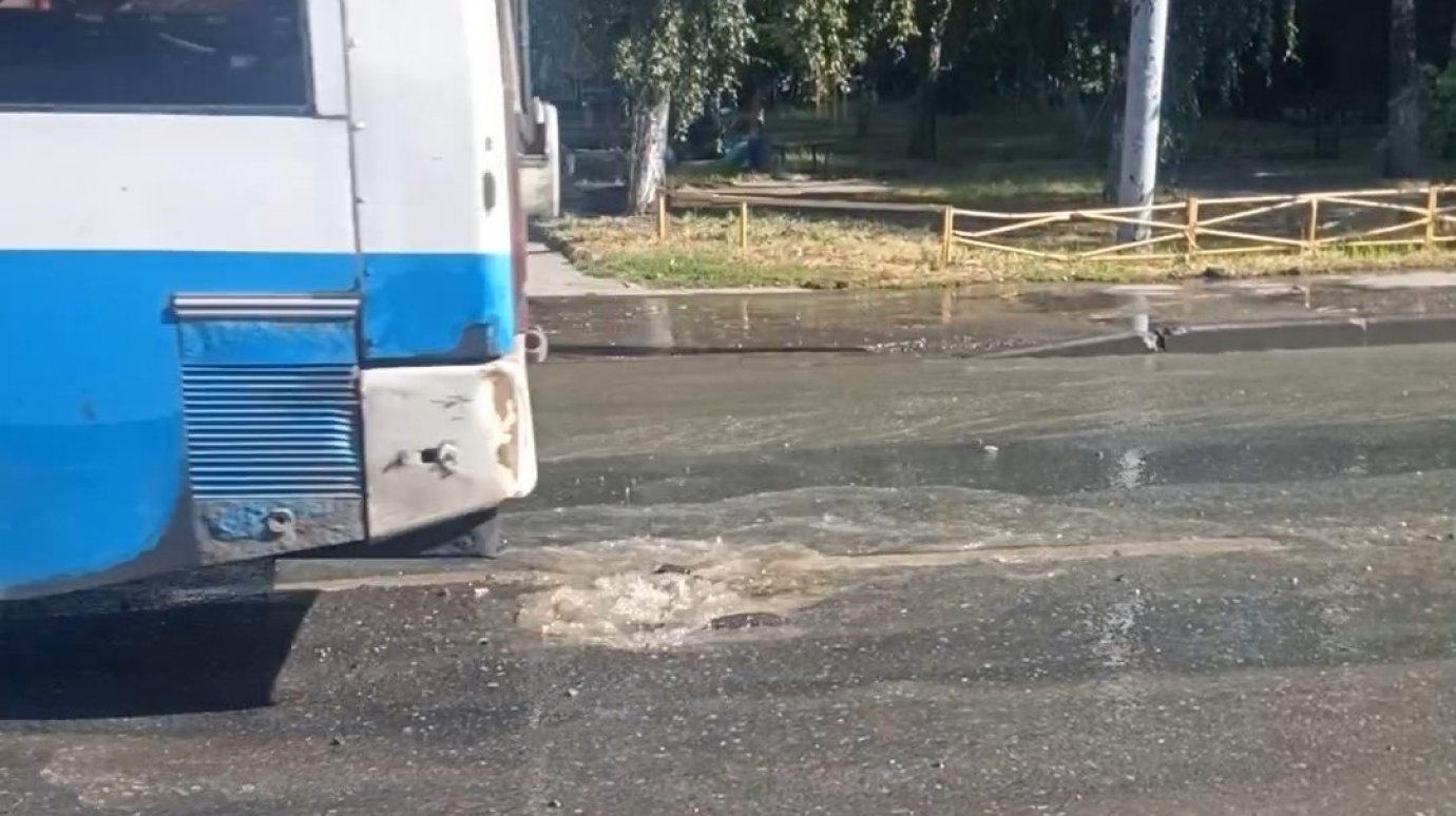 На улице Суворова после ремонта сетей забил фонтан из-под асфальта