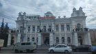 Со здания на улице Кирова, 49, так и не убрали ярко-красную вывеску