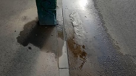 На улице Лермонтова уже много дней световую опору подмывает вода