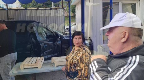 На улице Кижеватова автомобиль въехал в рыночный павильон