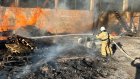 Серьезный пожар на улице Дорожной тушили 25 человек