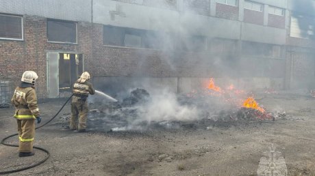 Серьезный пожар на улице Дорожной тушили 25 человек