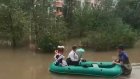 Плывущие на лодке на линейку российские школьники попали на видео