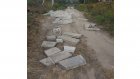 Дорогу на Восточном кладбище засыпали опасными кусками бетона