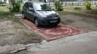 В Пензе автовладельцы устилают парковочные места коврами