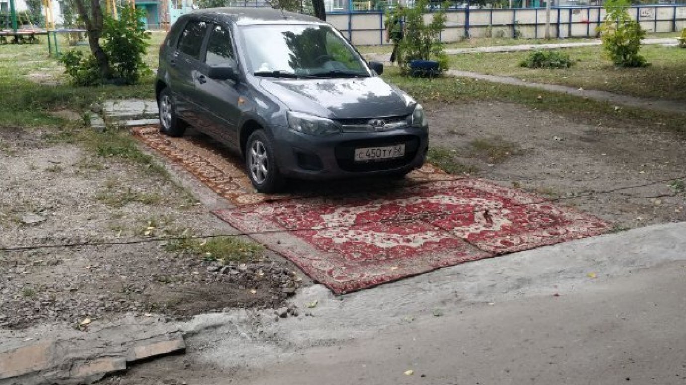 В Пензе автовладельцы устилают парковочные места коврами