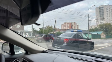 В Пензе молодая автолюбительница рискнула за рулем «Нивы»