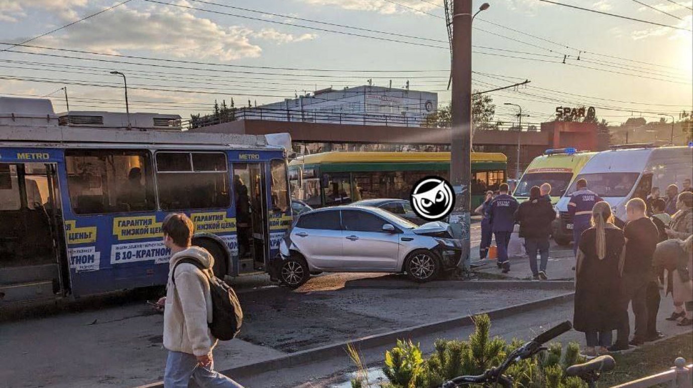 На ул. Суворова троллейбус впечатал в столб легковой автомобиль