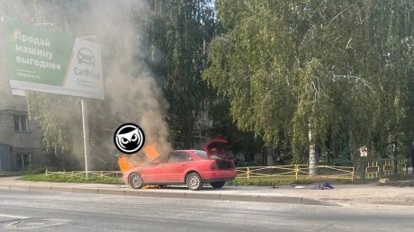 В центре Пензы пламя охватило легковой автомобиль