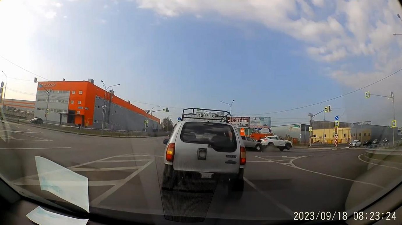 Водители не поделили перекресток в Терновке, ДТП попало на камеру
