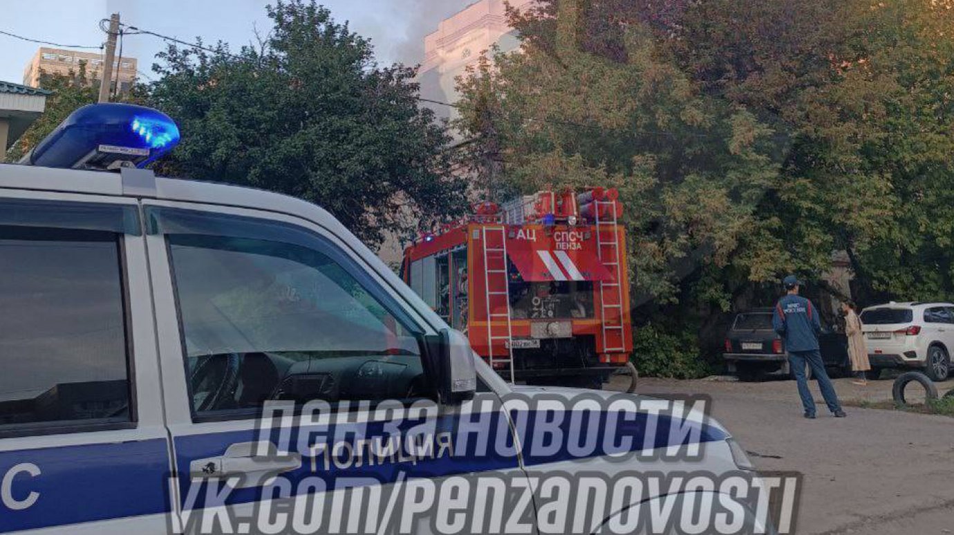 В 5-м Виноградном проезде в Пензе загорелся дом