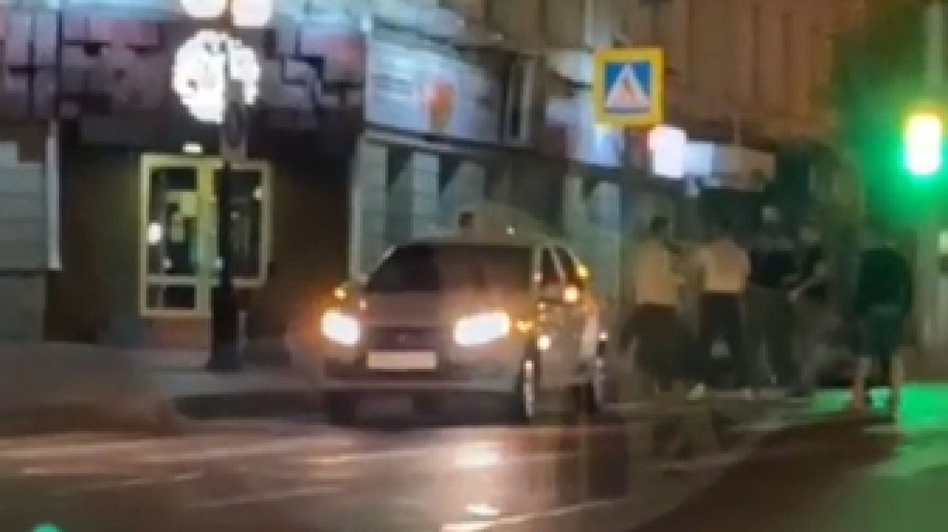 На видео сняли массовую драку у кафе на улице Московской