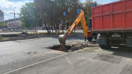 На улице Пушкина снова вскрыли асфальт из-за коммунальной аварии