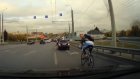 Бесстрашный велосипедист в Терновке разозлил водителей