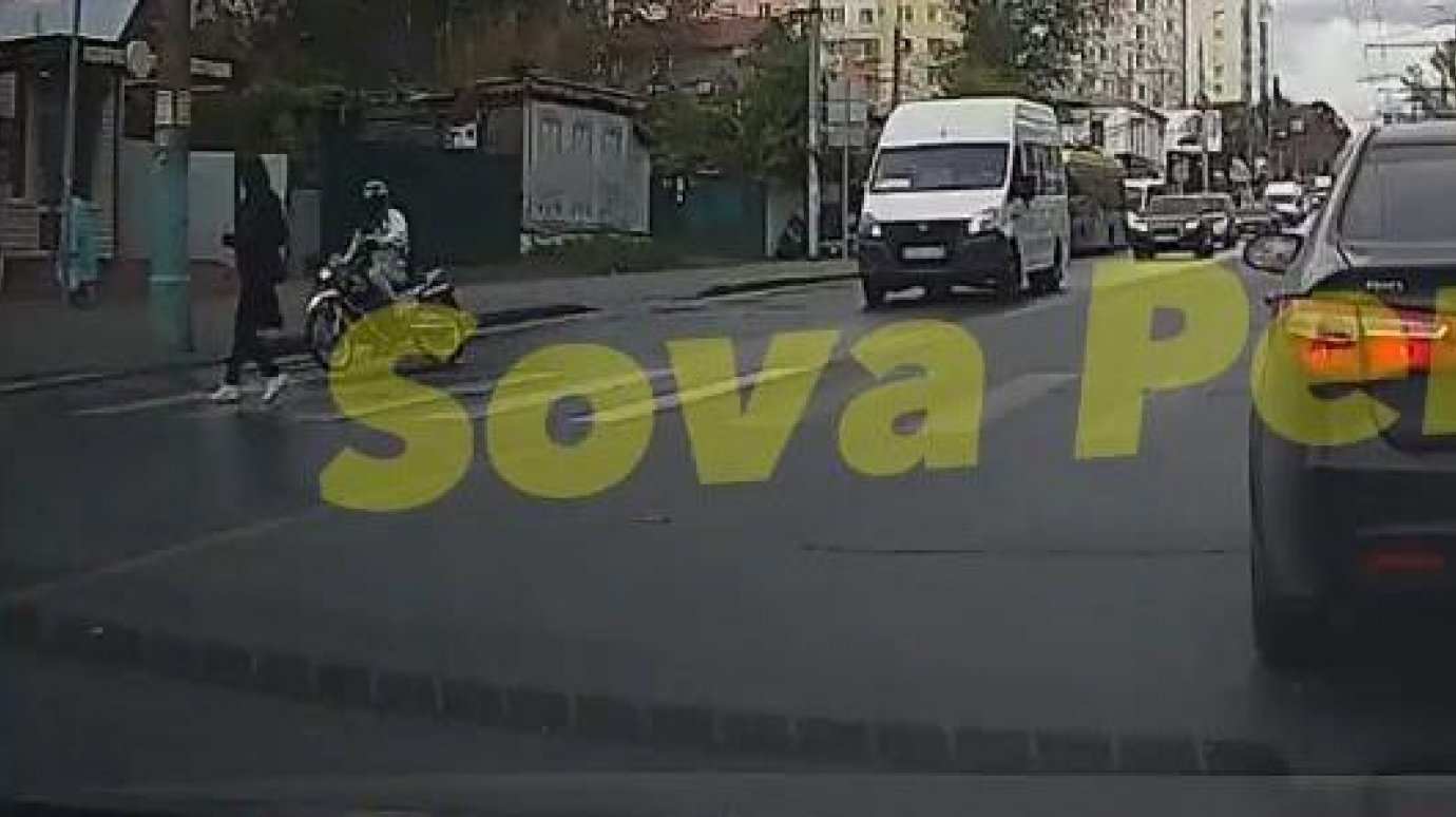 На ул. Калинина женщину сбили на переходе, момент попал на видео