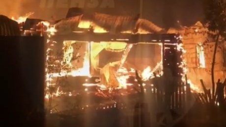 Пензенцы сняли на видео крупный пожар в частном секторе