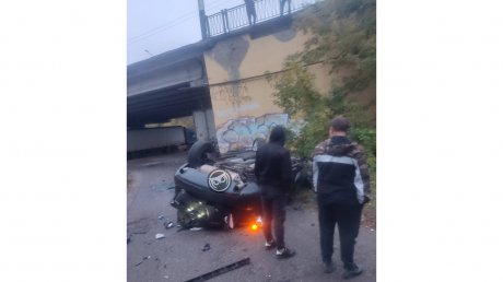 В Пензе легковой автомобиль упал с моста