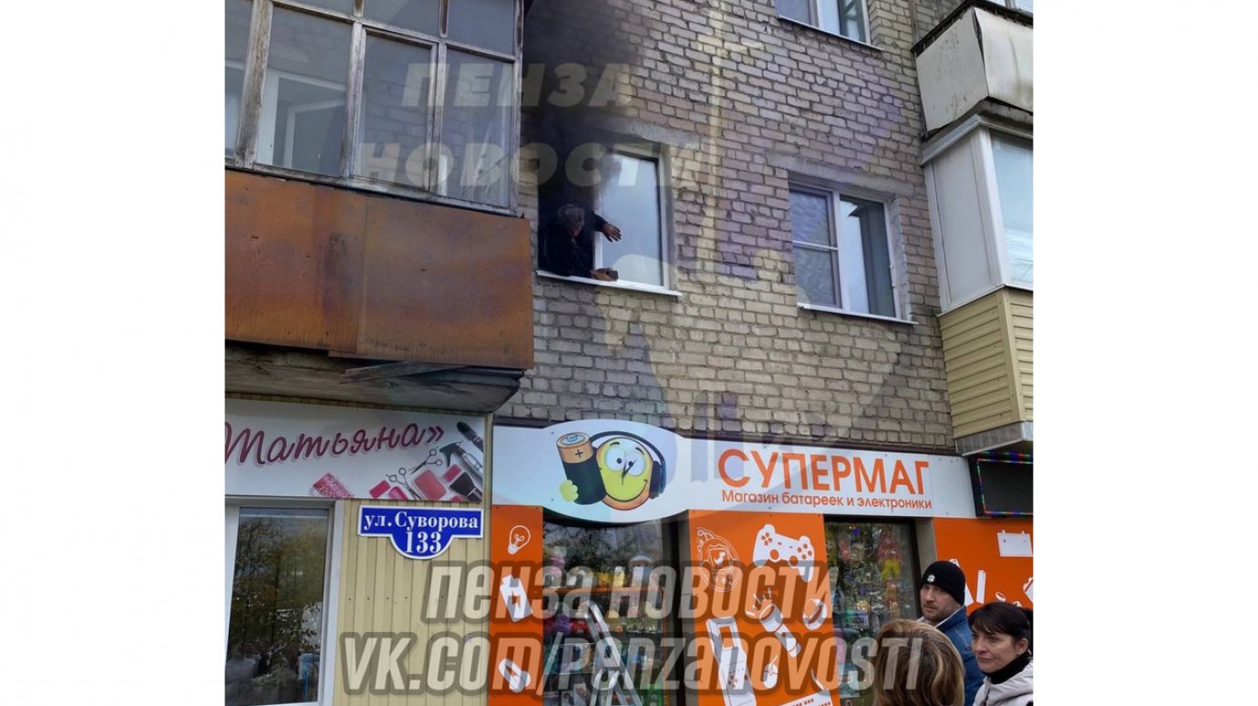 Из горящей квартиры на улице Суворова вытащили мужчину