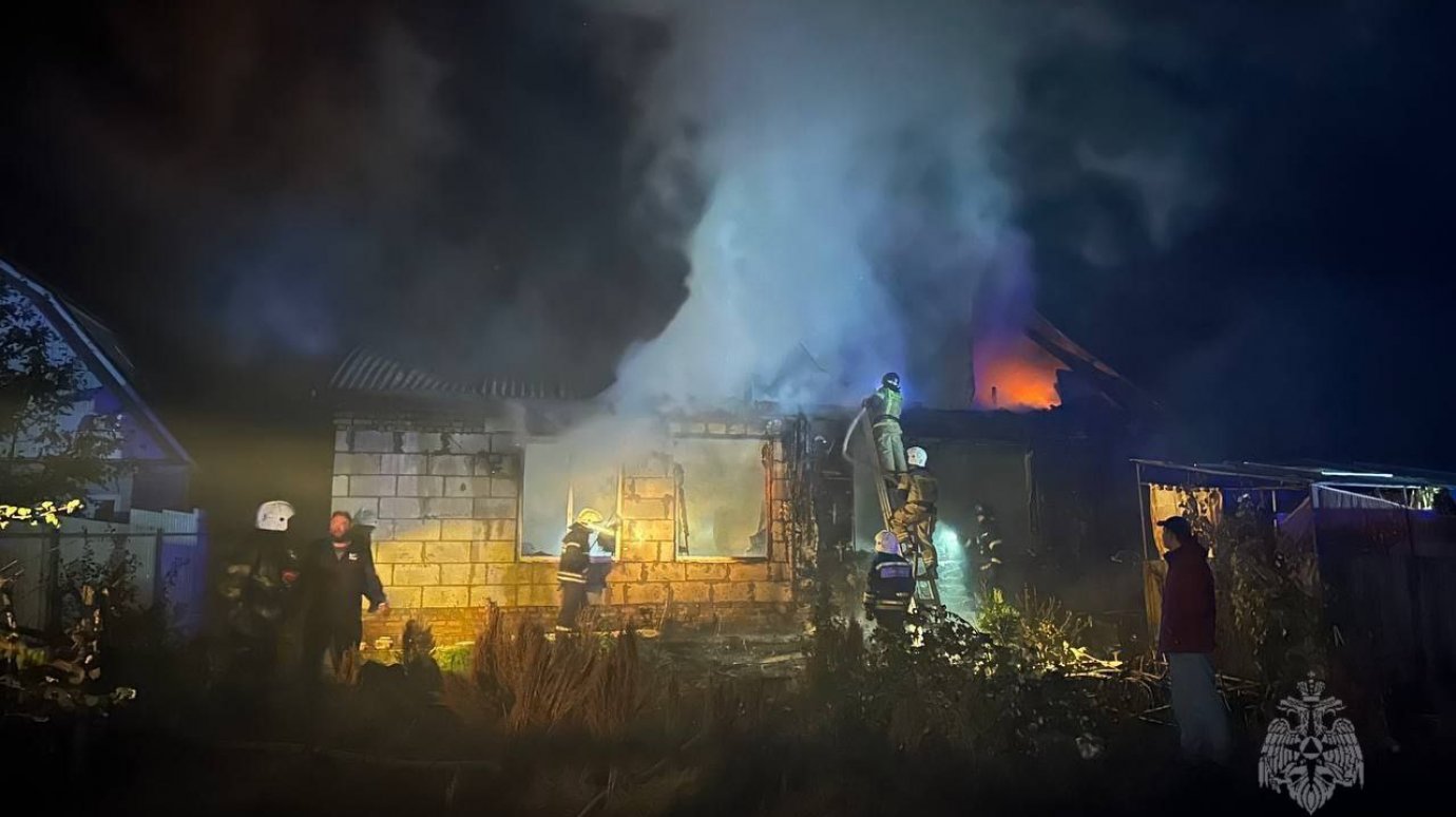 В СНТ «Победа» огонь уничтожил один дом и повредил другой
