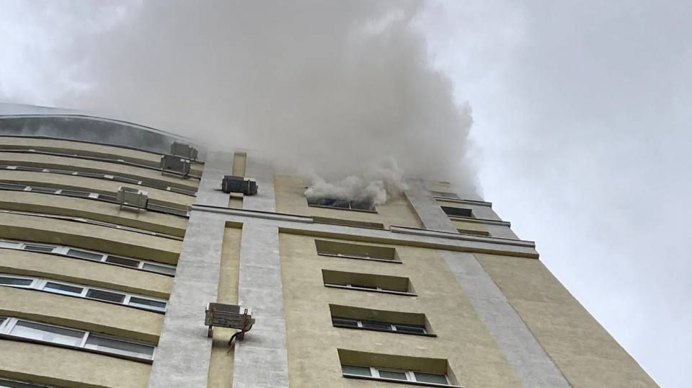 Пожар на Карпинского: из дома эвакуировали 40 человек, 3 спасли