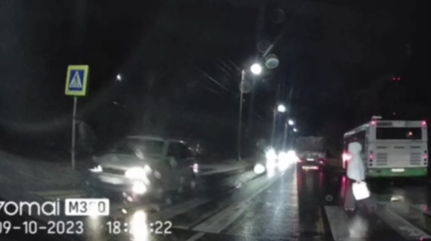 Момент ДТП с пешеходом в Заречном попал на видео