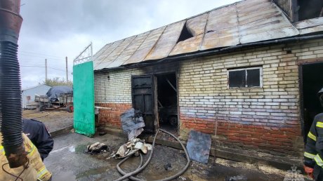 В Кузнецком районе сгорел гараж с «шестеркой» внутри