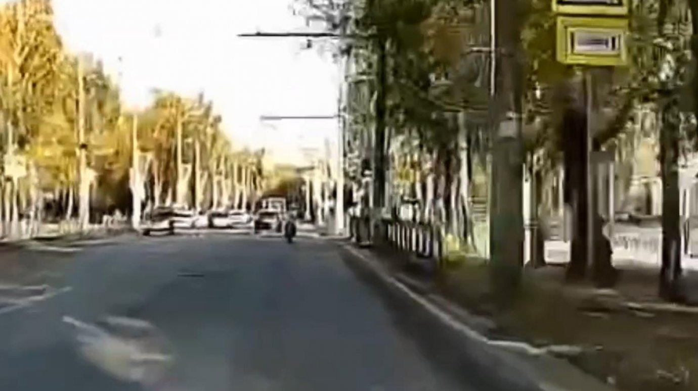 На видео попал момент ДТП с мотоциклистом на улице Мира