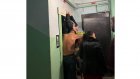 Россиянку с коляской зажало лифтом между этажами