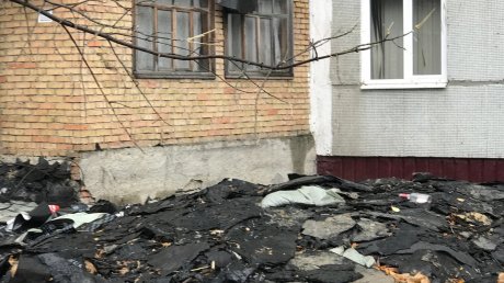 На улице Калинина после замены крыши появилась свалка рубероида