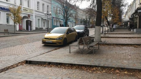 Пензенец пожаловался на машины в пешеходной зоне Московской