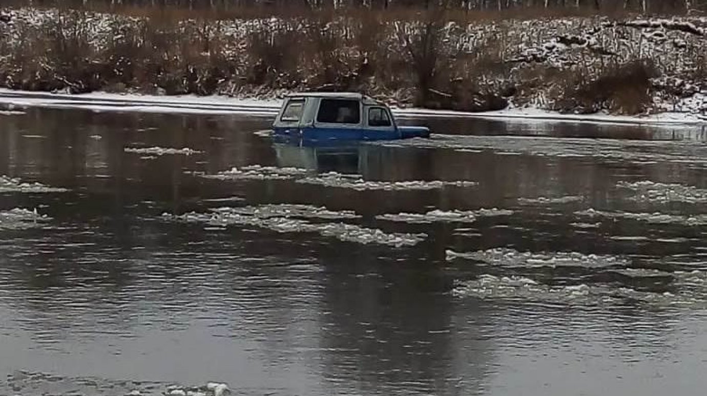 Россиянка на УАЗе застряла в ледяной воде посреди реки и попала на видео